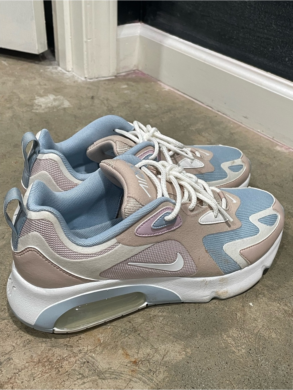 Women’s Nike Air Max - Picture 2 of 4